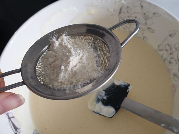 加入過篩麵粉攪拌均勻
加入鮮奶油攪拌均勻

烤盤撲烘培紙 將麵糊加入烤盤