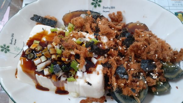 先將盒裝豆腐 打開來使用溫水洗淨 分切成 10塊