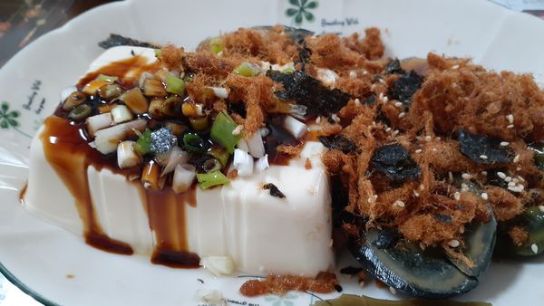 皮蛋 1分為4 切開來 和豆腐一起擺放在盤中 淋上醬油膏