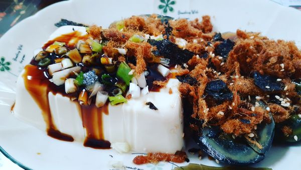 最後灑上芝麻海苔肉鬆 和蔥花 大功告成