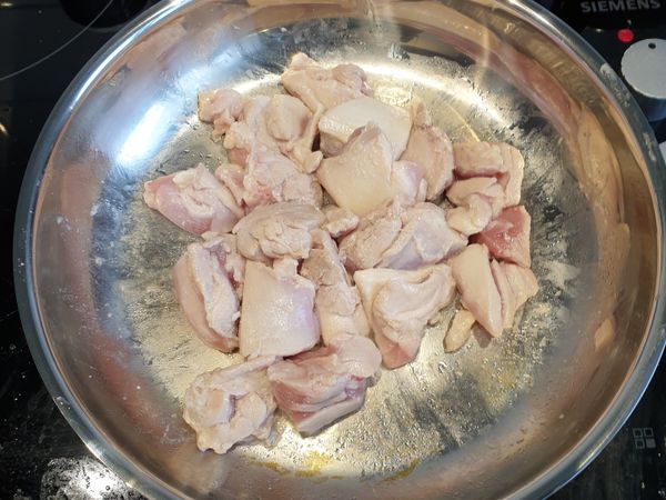 熱油鍋將雞肉煎熟

加點鹽調味