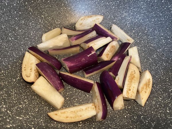 起油鍋，先將茄子炒軟