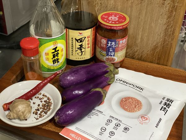 將所需食材準備好
前天要先把新豬肉所需的半包放冷藏退冰