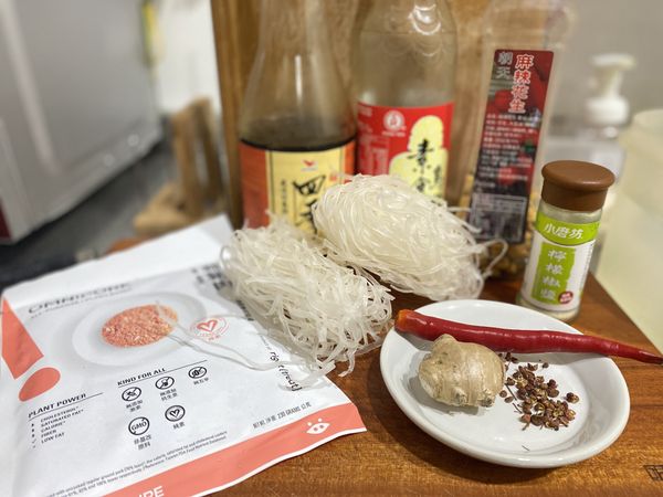 所需食材先都準備好
寬粉先用熱開水泡軟備用
新豬肉前天要先把需要的半包放冷藏解凍或是當天直接冷凍對半切，沖泡冷水直至摸起來軟軟都就可以