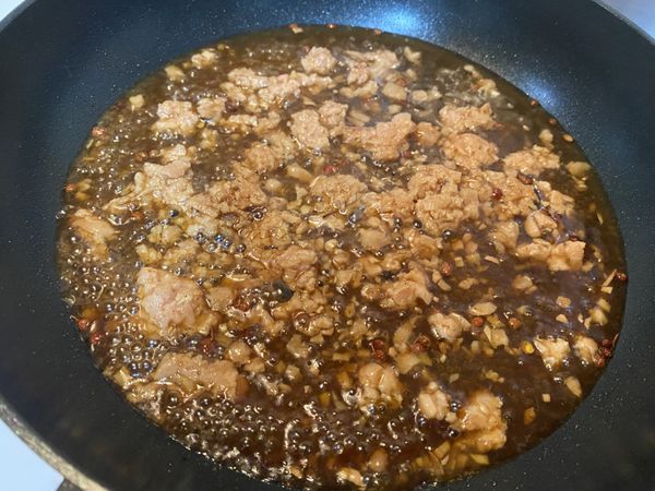 加入開水、醬油、辣紅椒粉，做成醬汁