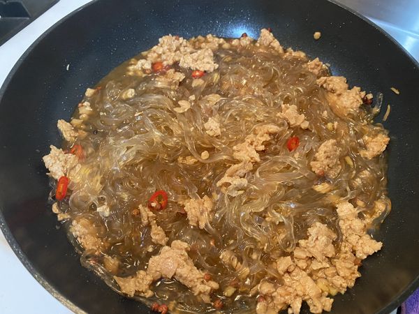 加入泡軟的寬粉，並撒上鹽巴、胡椒粉