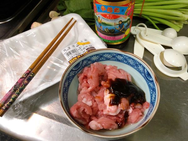 全聯豬後腿肉絲先跟米酒及蠔油拌勻，醃個5分鐘左右