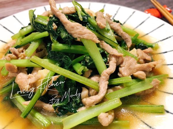 嫩豬肉絲加上油菜的脆口，雙重享受😋