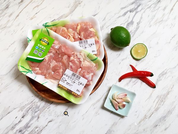 購買全聯的去骨雞腿肉片，完全不需要自己去骨和切片，快速又方便 ; 蒜頭、辣椒及檸檬備齊。