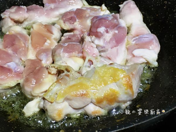 鍋內倒入2茶匙的油，將步驟1的去骨雞腿片以雞皮朝下煎，中火煎約4-5分鐘後至表皮金黃色後翻面再取出備用。