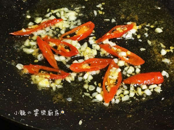 原鍋放入蒜末、辣椒爆香。