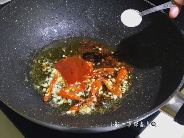 再倒入蕃茄醬、醬油膏、糖、水以及一半的檸檬汁拌勻。