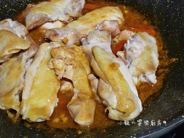 放入雞肉中小火煮約3分鐘至雞肉熟透取出盛盤。