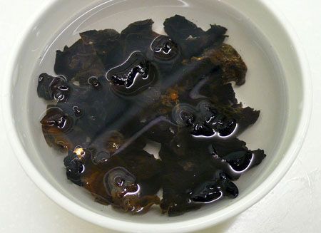 水滾下玉米筍&amp;木耳，煮3分鐘，撈出瀝乾