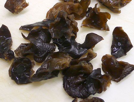 玉米筍切薄片，將調味料混勻