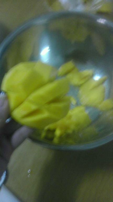 芒果切开两个（一个留来放面做装饰），把切好的芒果打成糊状（不要加水）我慢慢压成糊的。