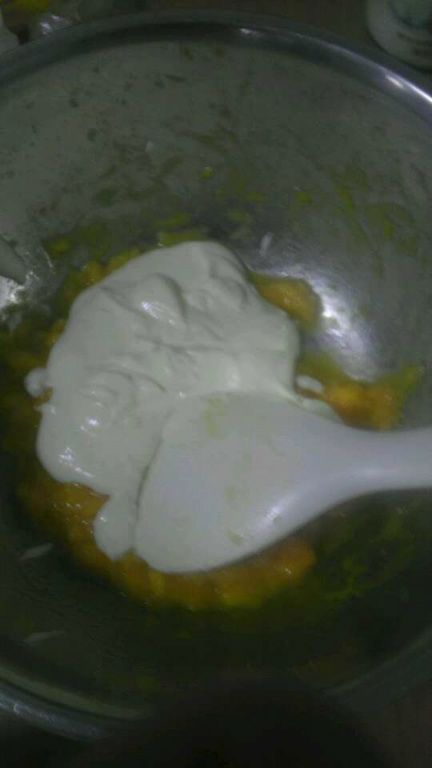 把芒果糊倒入奶酪糊中拌匀备用。