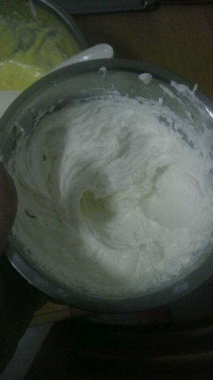 鲜奶油加入小许糖打发，我喜欢隔冰水打发，这样比较快，容易控制。打至奶油可以拉起后把之前做好的芒果酪糊一起拌匀。