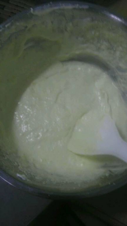 打至奶油可以拉起后把之前做好的芒果酪糊一起拌匀。