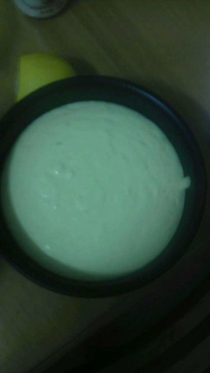 步驟8把以上材料倒入刚刚拌好的芒果奶酪糊中。