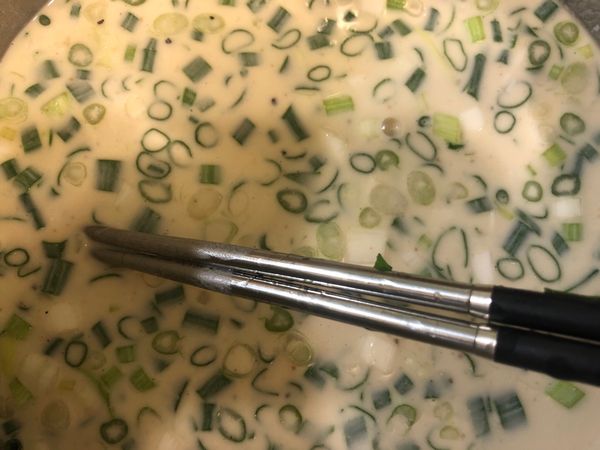 前一晚將麵糊中的食材除了蔥之外拌勻冷藏；2根蔥切末，要煎之前再拌入。（如果沒有時間：當日拌勻麵糊，靜置30分鐘）