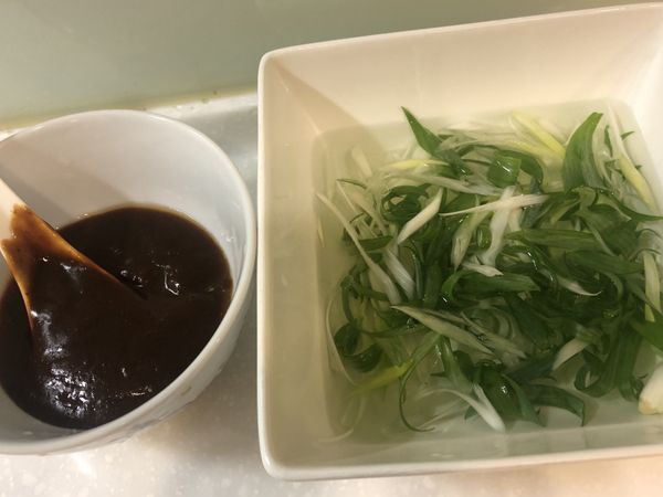 2根蔥切絲泡冰水(去嗆味）；拌勻蛋液