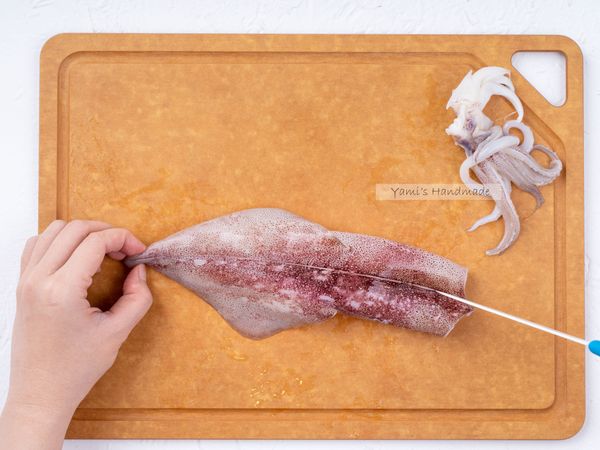中卷洗淨去除內臟、眼睛與骨頭後，開始去除外膜 (外膜亦可不去除，依個人喜好)，先拿刀子在中卷背上輕輕畫一刀