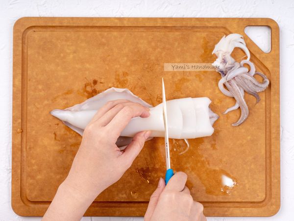 中卷身體部分切圈狀，底部不要切斷