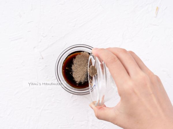 調製醬料，如果烤肉醬比較濃稠可以加入一小匙水稍微稀釋，再加入胡椒粉