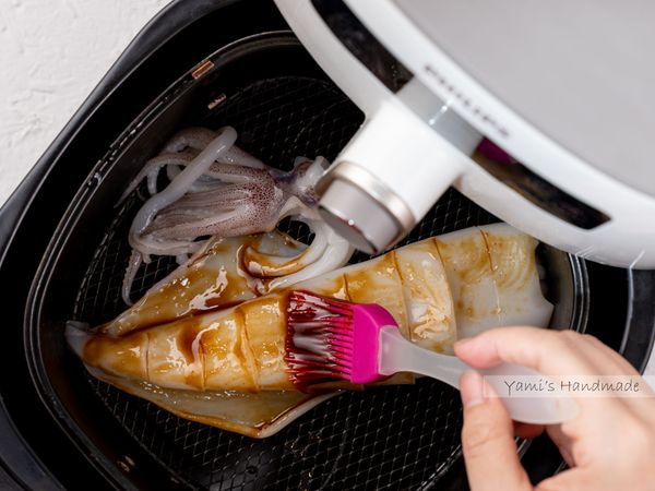 中卷放入炸籃中，兩面均勻塗上醬料，設定 180 度 5 分鐘