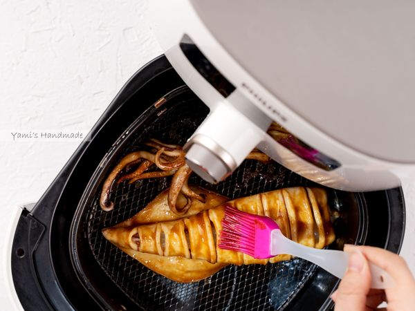 時間到後拉出來，兩面再塗一層醬料，設定 200 度 3 分鐘，如果中卷較大隻，可以再翻面 200 度 2 分鐘