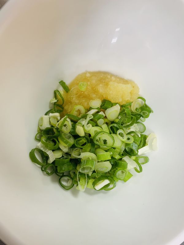 將蒜頭剁成細泥，蔥切成細蔥後下鍋爆香