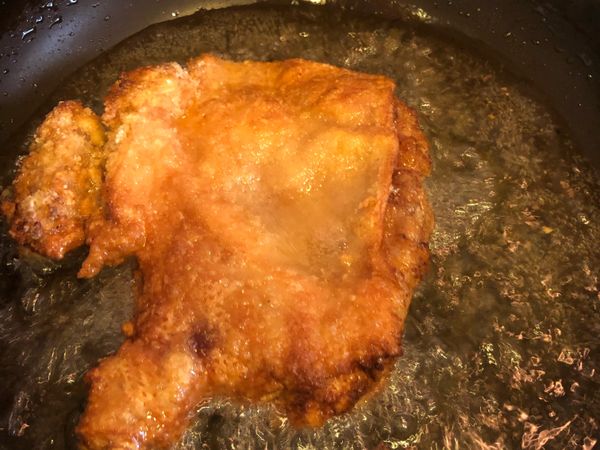 炸雞腿肉的秘訣：油溫要夠、但不要開大火！
油溫夠轉小火一點炸，皮朝下炸約1-2分鐘再翻面上色，如何知道肉是否熟？可以用筷子或夾子從肉的地方插下去，如果容易插進去就代表是熟的。