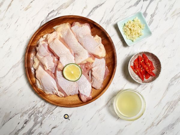 將辣椒切斜片；檸檬擠汁前先用力滾一滾，對半切後，先以叉子戳幾下，再擠檸檬汁會更輕鬆哦!