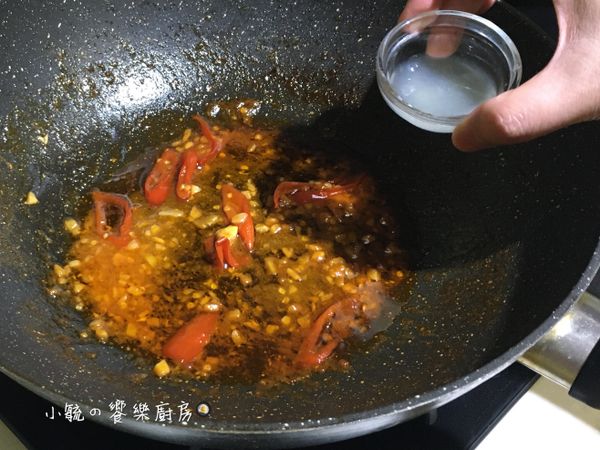 醬汁續煮至濃稠，關火後倒入剩下的檸檬汁拌勻，淋在步驟7的雞肉上。