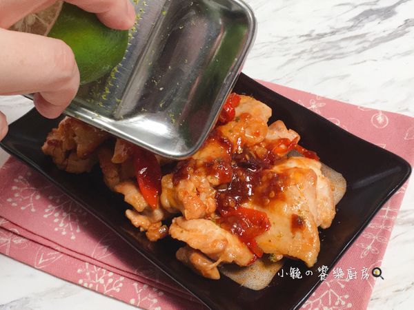 最後刨出些許的檸檬皮屑更增添整道料理的香氣哦! (勿刨到白色表皮，以免有苦味)