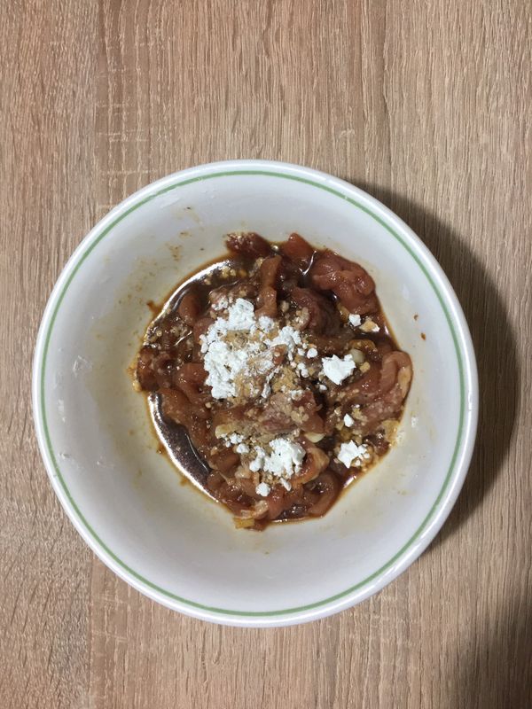 醃製後要炒時再加入玉米粉拌勻。