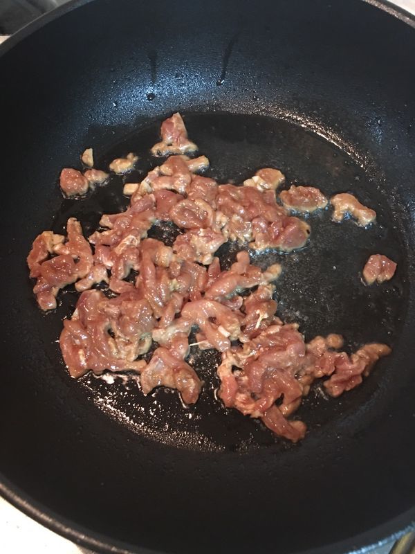 首先將豬肉絲炒八分熟備用。