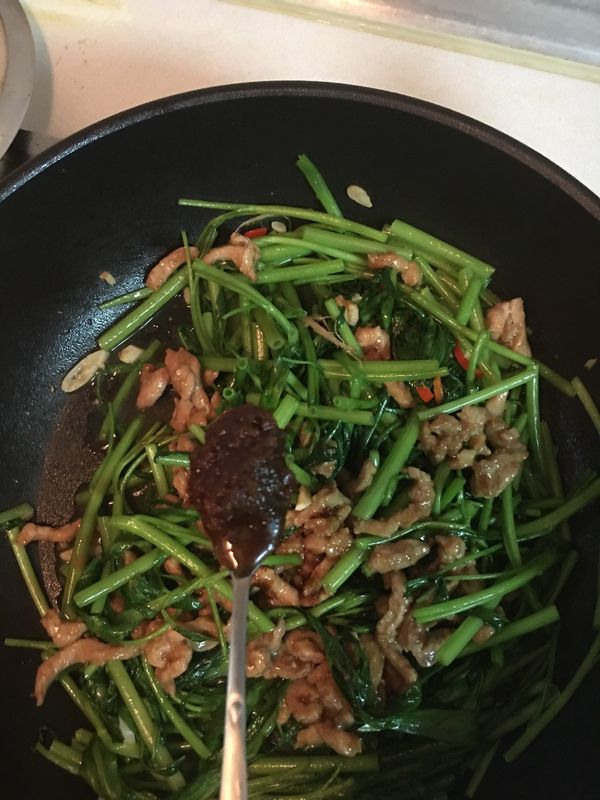 放沙茶醬2茶匙、鹽半茶匙跟水半飯碗拌勻，燜20秒。