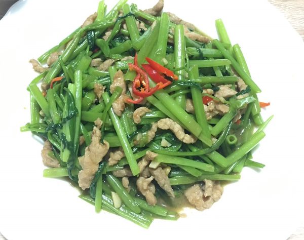 完成沙茶豬肉空心菜。