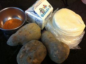 先準備食材：番薯、鮮奶、黑糖、大水餃皮