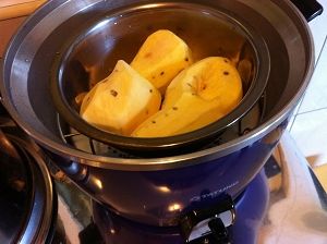 將番薯洗淨削皮，放於"親民"的大同電鍋裡蒸熟