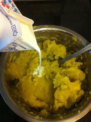 待番薯泥放涼後，加入鮮奶攪拌(避免番薯泥太過乾涉)