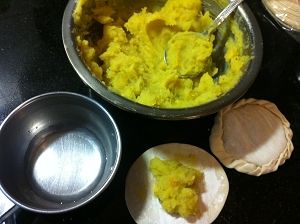 就可開始用水餃皮包入鮮奶番薯泥囉！