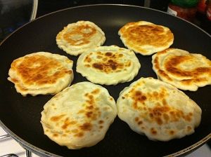 於平底鍋中放1小匙油，將番薯煎餅煎到兩面"赤赤"，即可呈盤