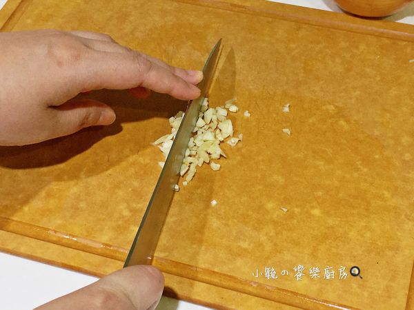 將蒜頭拍扁去膜再切成末備用。