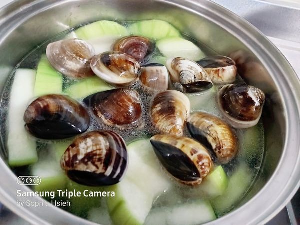 爆香蔥，薑，加入絲瓜，蛤蜊，加入薑，煮5分鐘，加蔥