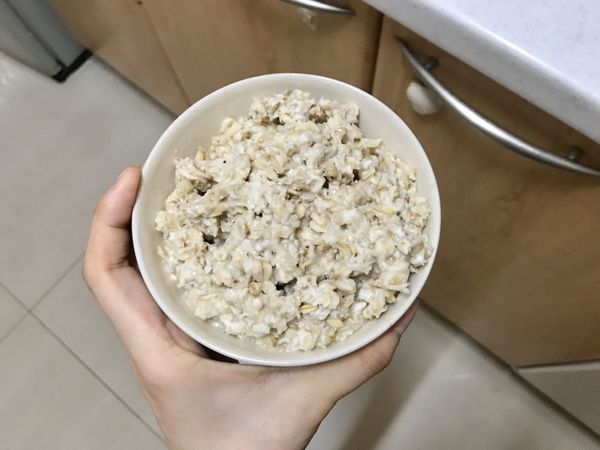 加入滾水360ml和燕麥片120ml至碗中，燕麥泡開時間約1-2分鐘。