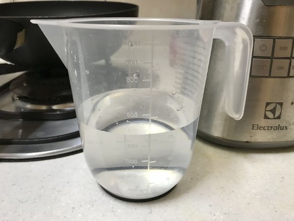 加入泡開燕麥片、冷水480ml、黑糖15g至果汁機中。