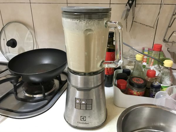 果汁機開高速轉動打均勻，約3-5分鐘。
(上層起泡是正常現象！)